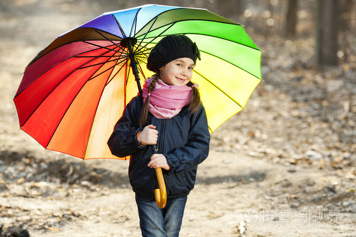 在秋天公园五彩伞的女孩