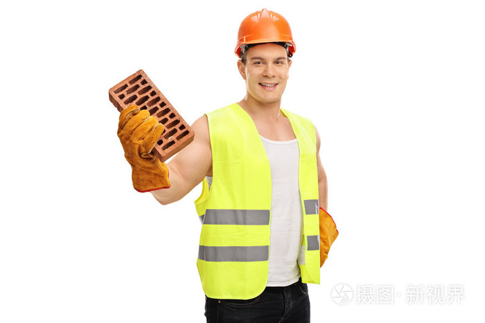 建筑工人拿着一块砖头