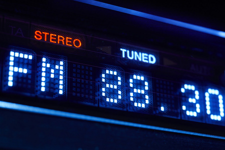 Fm 调谐器收音机显示。调谐的立体声数字频率站
