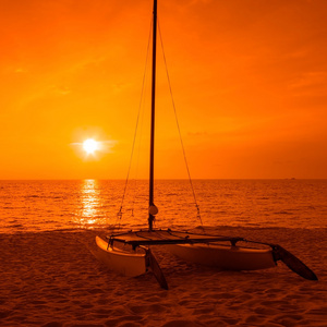 船在沙滩上与夕阳