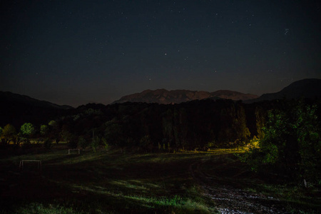美丽的夜晚景观与繁星夜山和森林.