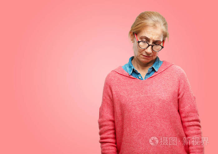 美丽的老年妇女失望和失败的表情, 看着沮丧和绝望, 无望和在痛苦中