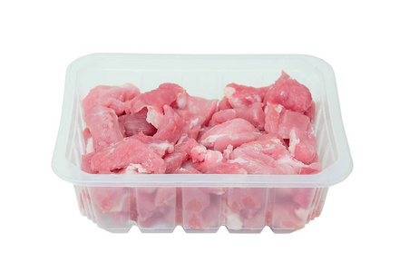 在塑料包装中切成小块生肉。分离
