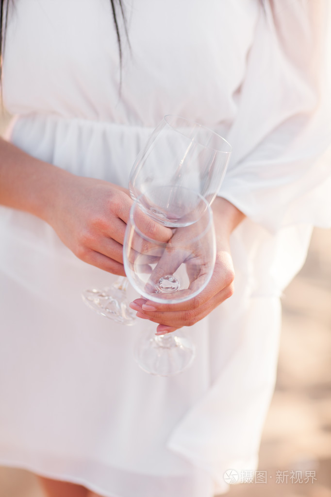 女手拿着空干净透明的酒 gla 的特写