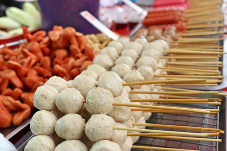 油炸肉丸和香肠在街道食物图片