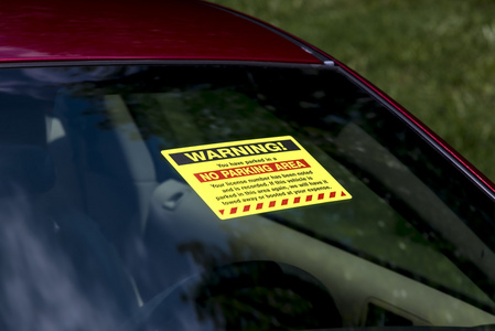 挡风玻璃上的违章泊车的警告贴纸