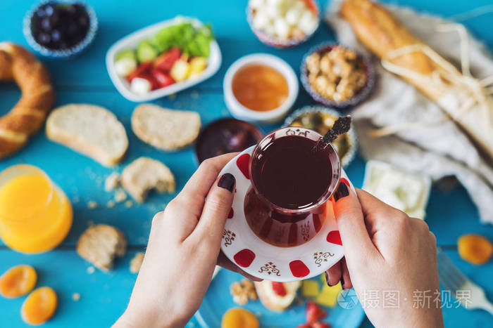 美味的传统土耳其早餐在蓝色木桌上