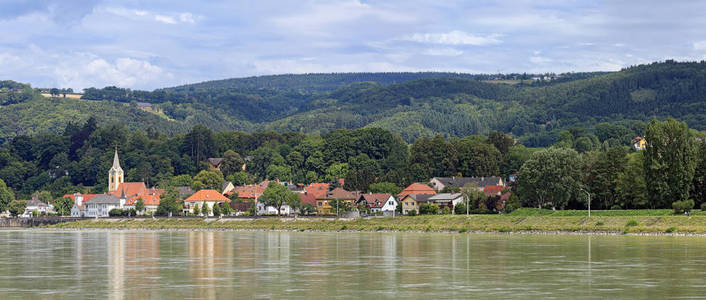 多瑙河畔的 Persenbeug 镇全景图。Persenbeug, 下奥地利