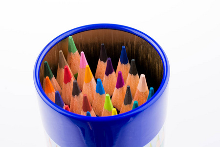在白色背景上的各种颜色的彩色铅笔