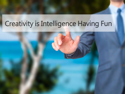 创造力是智力玩乐商人手触摸