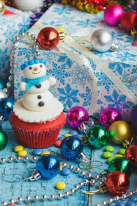 圣诞蛋糕与彩色装饰品雪人由糖果乳香, 软焦点背景