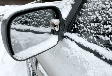 车后视镜在雪地里图片