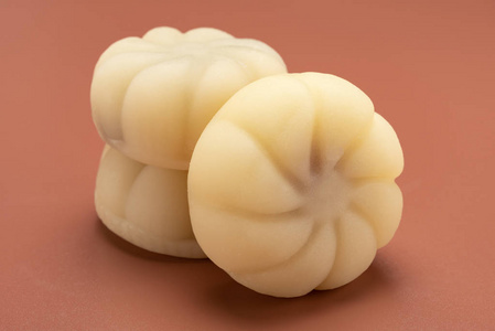 白颜色现代中式月饼庆祝中秋节图片