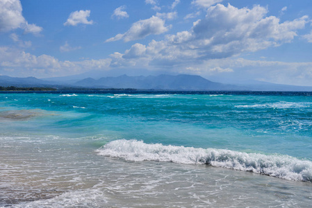 蔚蓝的海滩上有清澈的水和山脉, 在阳光明媚的日子。热带岛屿。海景色惊人的自然背景。天堂的大自然, 海水, 夏日的热带海滩