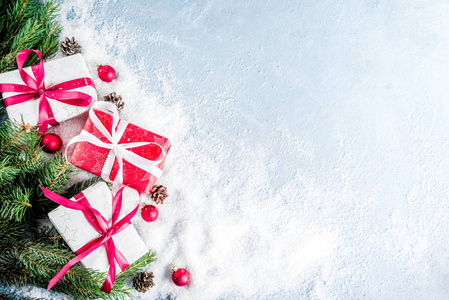 圣诞节背景为贺卡, 与圣诞树分支, 装饰和礼品盒与丝带, 在白色背景上