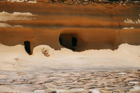 马耳他 Qbajjar 附近岩石沙丘的盐塘和入口