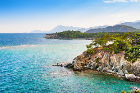 位于土耳其凯梅尔附近的美丽的野生海边海岸。夏季景观