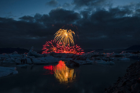 烟花展示 Jokulsarlon 冰川冰泻湖在南冰岛