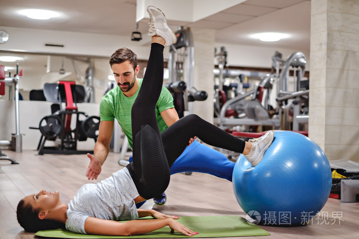 指导员帮助女孩腿抬高