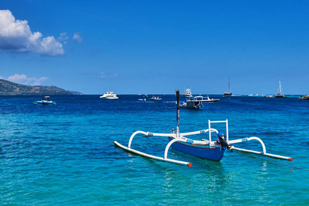 假期的概念背景。美丽的海湾热带岛屿。惊人的海洋景观与船只, 明亮的蓝天与云, 清澈的彩色水绿松石和蔚蓝色调。自然风景