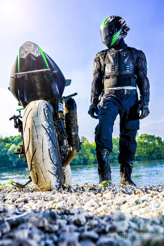 越野摩托车车手在风景