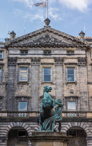 爱丁堡, 苏格兰, 英国2012年6月13日亚历山大和布赛佛勒斯雕像在城市室大厦外面。绿色青铜特色亚历山大伟大的男孩驯服他的