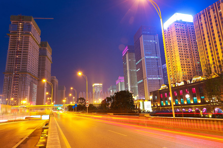 城市建筑的街景和路的夜景图片