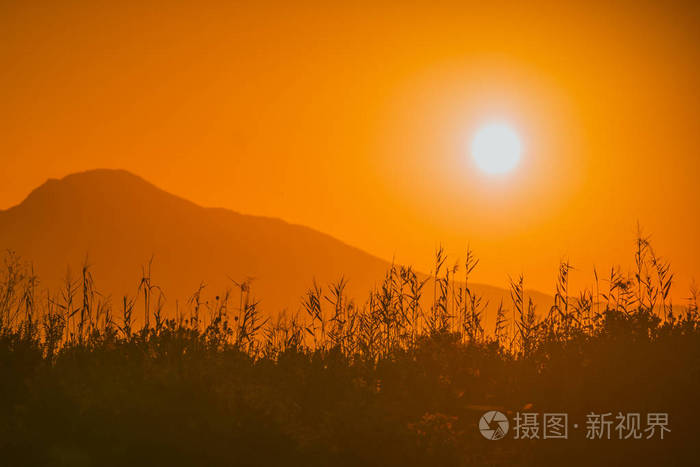 风景秀丽日落或日出太阳在山山之上升起