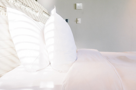 美丽的白色枕头，在床上