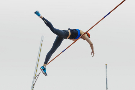 撑杆跳栏男运动员撑杆跳照片