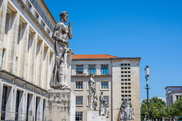 在葡萄牙科英布拉大学的狄雕像