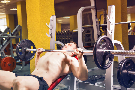 运动, 健美, 训练和人的概念健身男子锻炼与杠铃在健身房