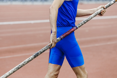 在撑杆跳运动员图片