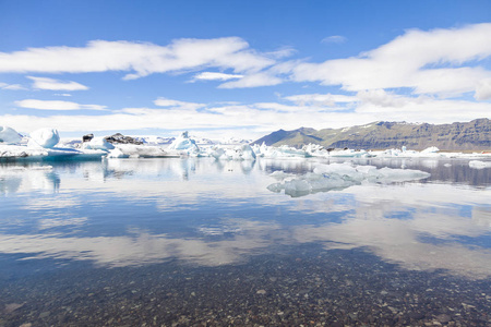 jokulsarlon 蓝色泻湖全景与冰山融化在水中