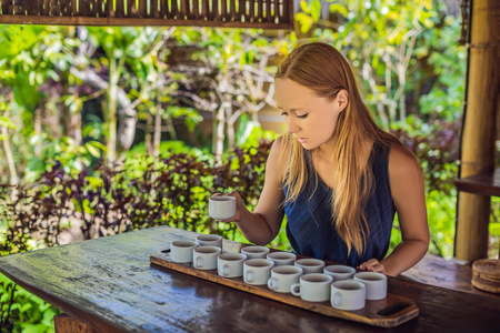 印度尼西亚选择杯传统咖啡或茶的年轻女子