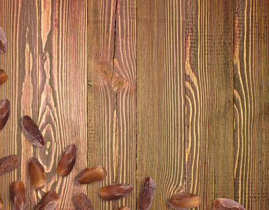 干燥日期在木质背景上视图平躺。日期棕榈或凤凰 Dactylifera 的果子与文本的地方
