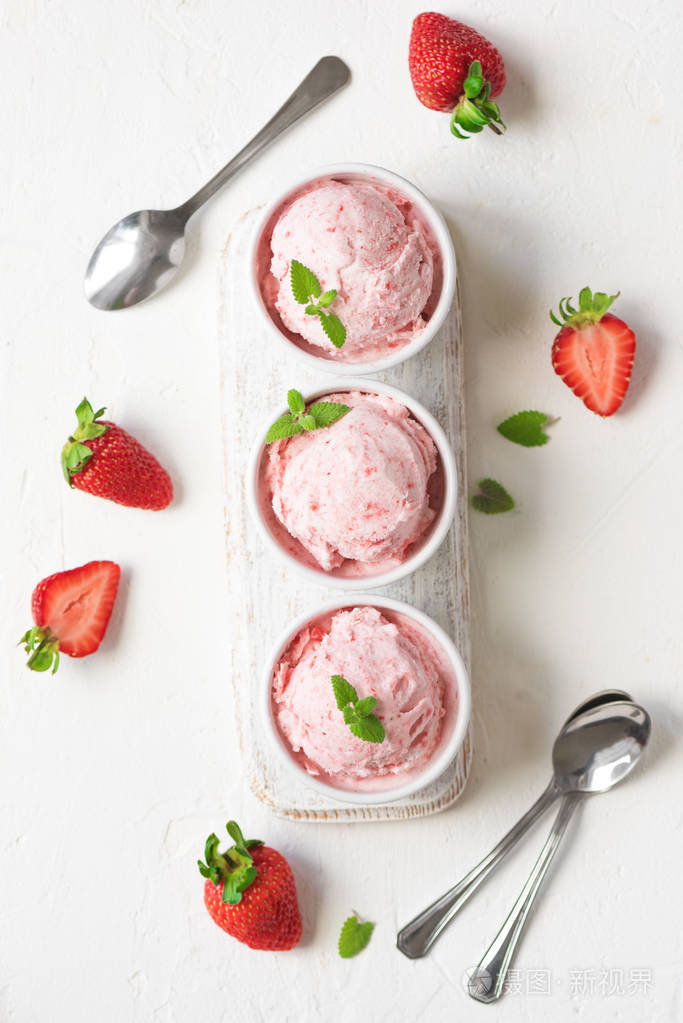 草莓冰淇淋和新鲜草莓的白色背景, 顶部的看法.