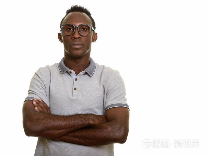 年轻黑人非洲人与胳膊横渡