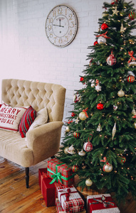 新年装饰品样式格子红色金子用圣诞树和沙发