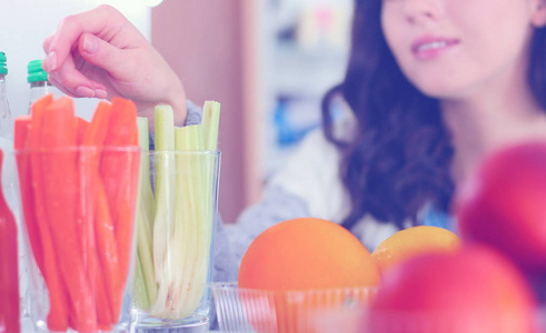用新鲜的水果和蔬菜的打开冰箱。打开冰箱