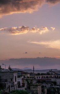 清真寺的尖塔和粉红色的日落天空上的背景。土耳其