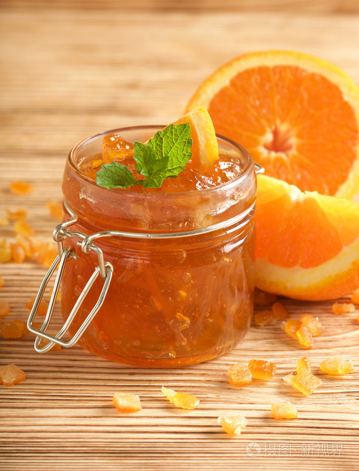 橘子果酱上木制背景