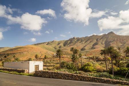 西班牙加那利群岛 fuerteventura 的农村房屋和干燥的景观丘陵