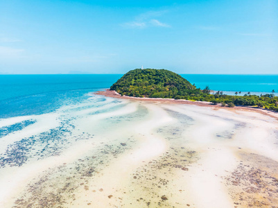 美丽的热带海滩和海的鸟瞰在海岛为旅行和假期的树