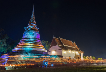 在 Sukothai 泰国 Trapangtong 寺古塔周围三朝圣