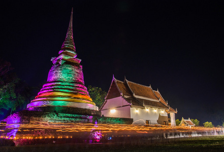 在 Sukothai 泰国 Trapangtong 寺古塔周围三朝圣