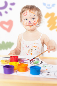 婴儿用彩色的油墨颜料绘制