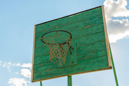 蓝色天空的老木篮球盾