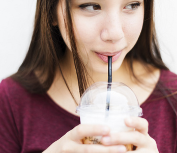 女人喝美味奶茶图片