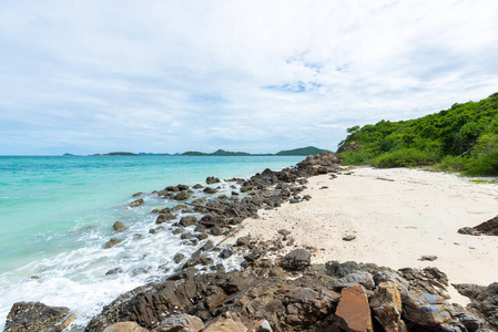 岩石海岸和白色沙滩与蓝色海在 Koh Samaesarn。曼谷, 春武里, 泰国